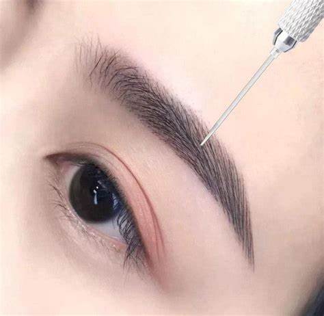 Điêu khắc chân mày tạo nên vẻ đẹp tự nhiên, sắc sảo, tạo đường nét hài hòa trên khuôn mặt